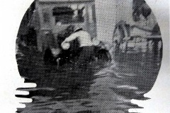 "Um omnibus 'navegando em mar alto'!" Família Ely, "Álbum do Cyclone e da Enchente de 1928". Acervo do Memorial do Rio Grande do Sul, Porto Alegre.