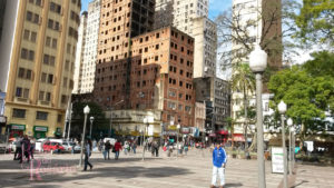 A edificação remanescente na entrada da avenida Otávio Rocha em 2016. Fotografia da pequisadora.