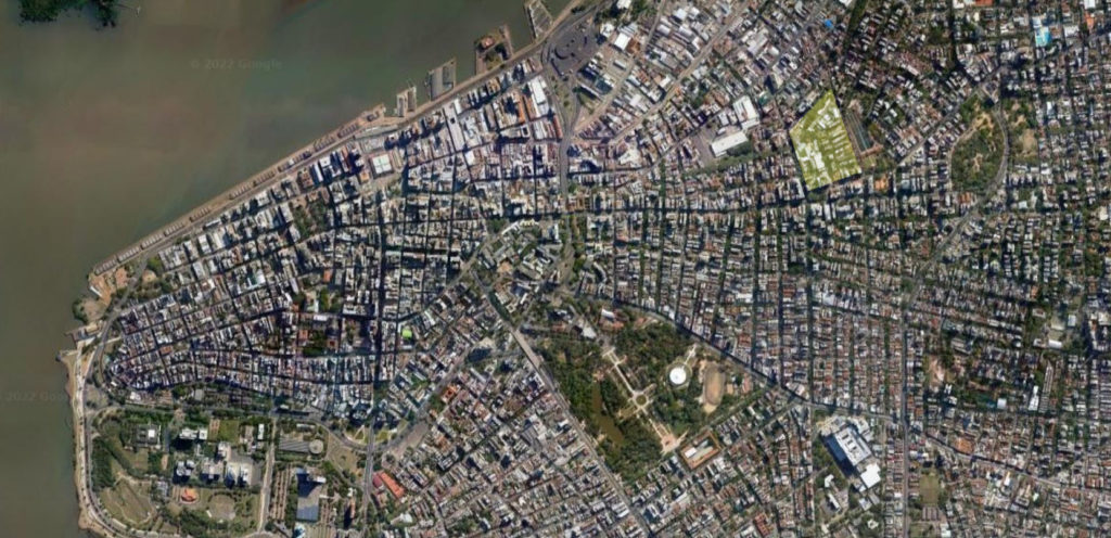 Foto de satélite de Porto Alegre, Google Maps. Em destaque, a quadra em que se situa o Hospital Moinhos de Vento.