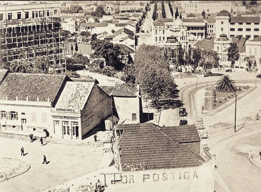 Vista aérea da Praça Argentina na década de 1940 com obras da Santa Casa, tendo ao fundo o campus central da UFRGS e a avenida Osvaldo Aranha. Fonte: @portoalegrevitoriana