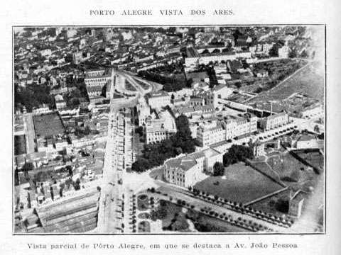 Vista aérea da avenida João Pessoa e campus central da UFRGS com a Praça Argentina ao fundo. Revista do Globo, Num. 131, 28-02-1934, p002. Detalhe.
