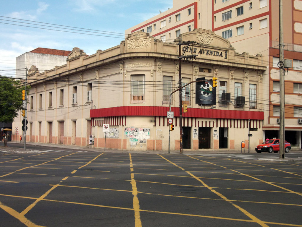 Vista da esquina das avenidas João Pessoa e Venâncio Aires mostrando o prédio do Cine Avenida. Fotografia de Eugenio Hansen, 2012. Wikimedia Commons.