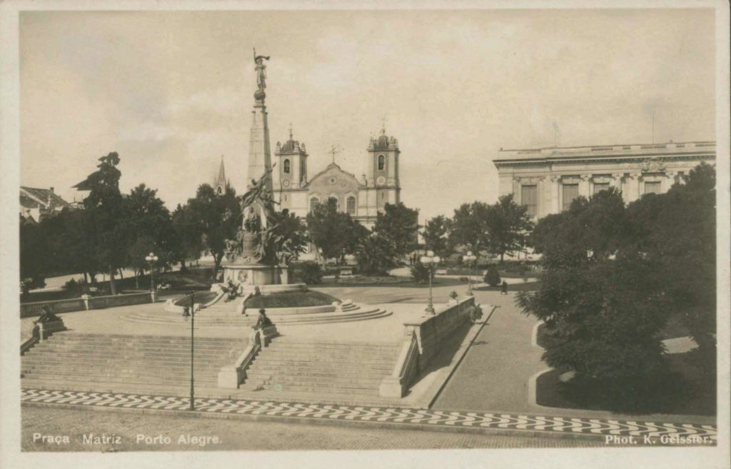 A praça da Matriz com o monumento a Júlio de Castilhos. Possivelmente décadas de 1920-30. Acervo do Correio da Manhã, Rio de Janeiro, presente no Arquivo Nacional.