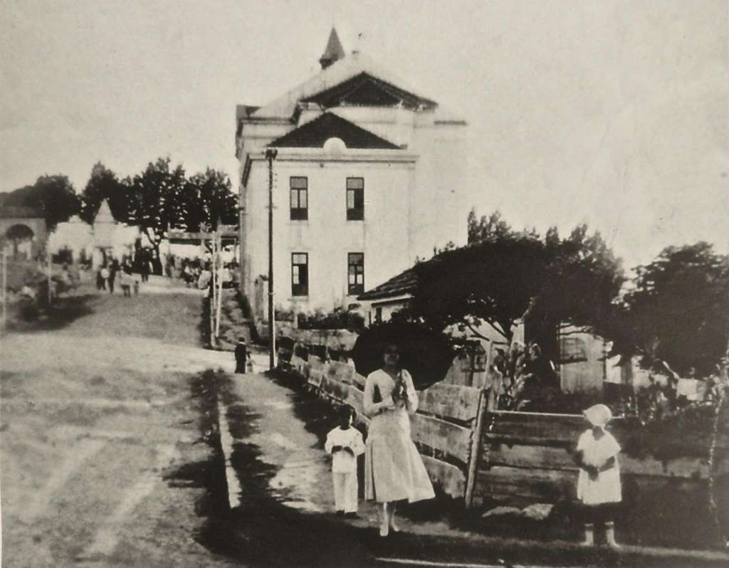A igreja Nossa Senhora da Piedade nos anos 1920, bairro Rio Branco, antiga Colônia Africana. Acervo Celi Patterson/Família Prati.