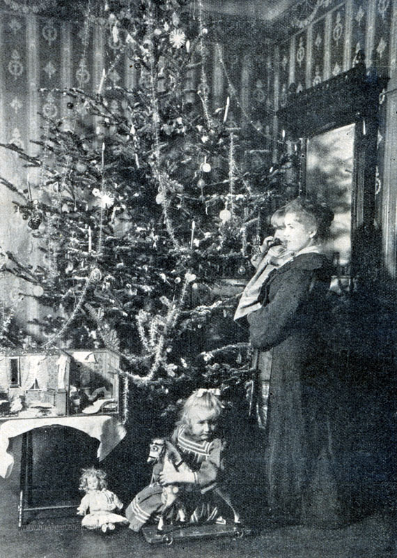 Família com árvore de Natal na Alemanha, década de 1910. Acervo Bürgerleben. 