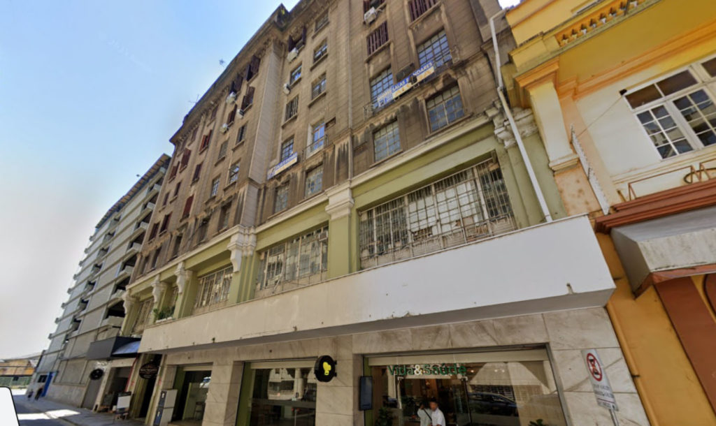 O edifício referido na matéria do Estado do Rio Grande, situado à rua General Câmara, nº 52.